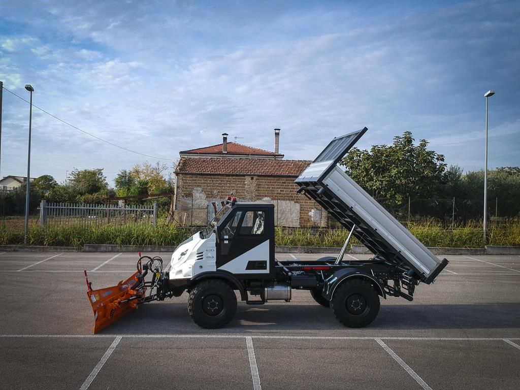 Снегоуборочный автомобиль коммунальных служб