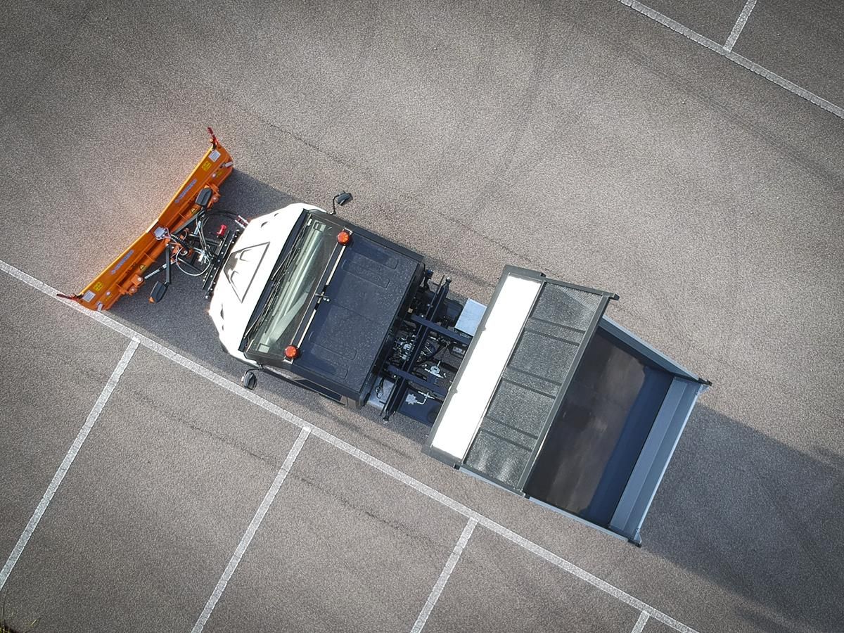 Снегоуборочный автомобиль коммунальных служб