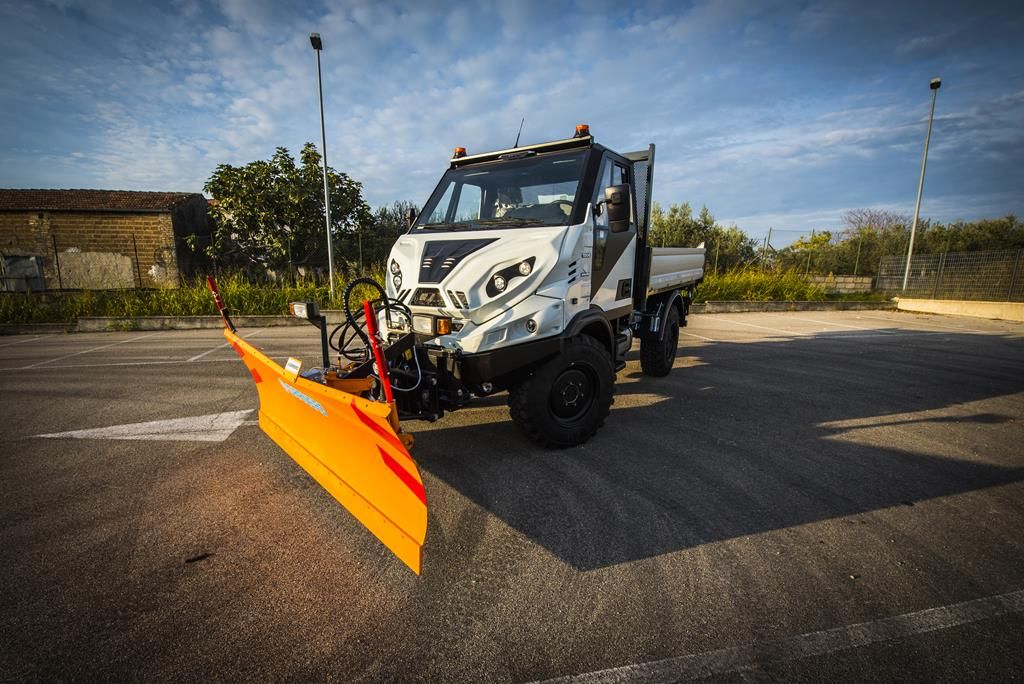 Снегоуборочный автомобиль коммунальных служб