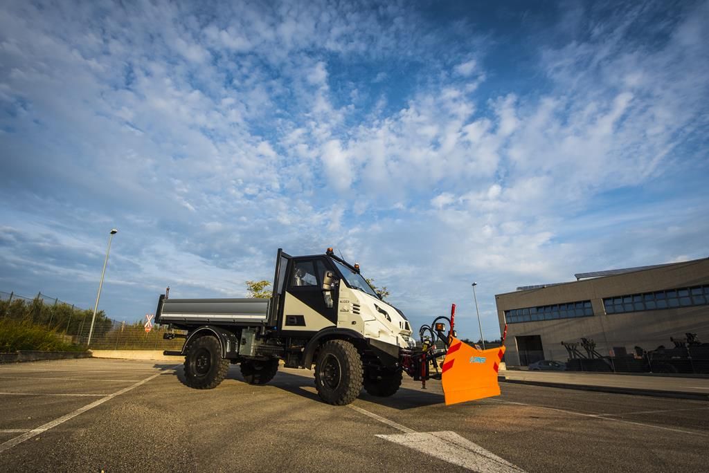 Снегоуборочный автомобиль коммунальных служб