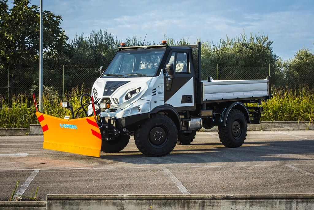 Снегоуборочный автомобиль коммунальных служб