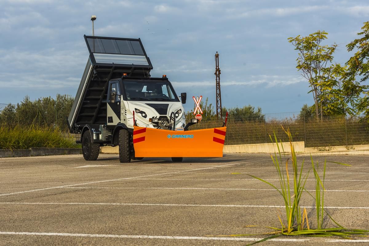 Снегоуборочный автомобиль коммунальных служб