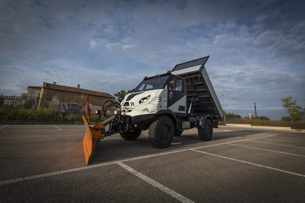 Снегоуборочный автомобиль коммунальных служб