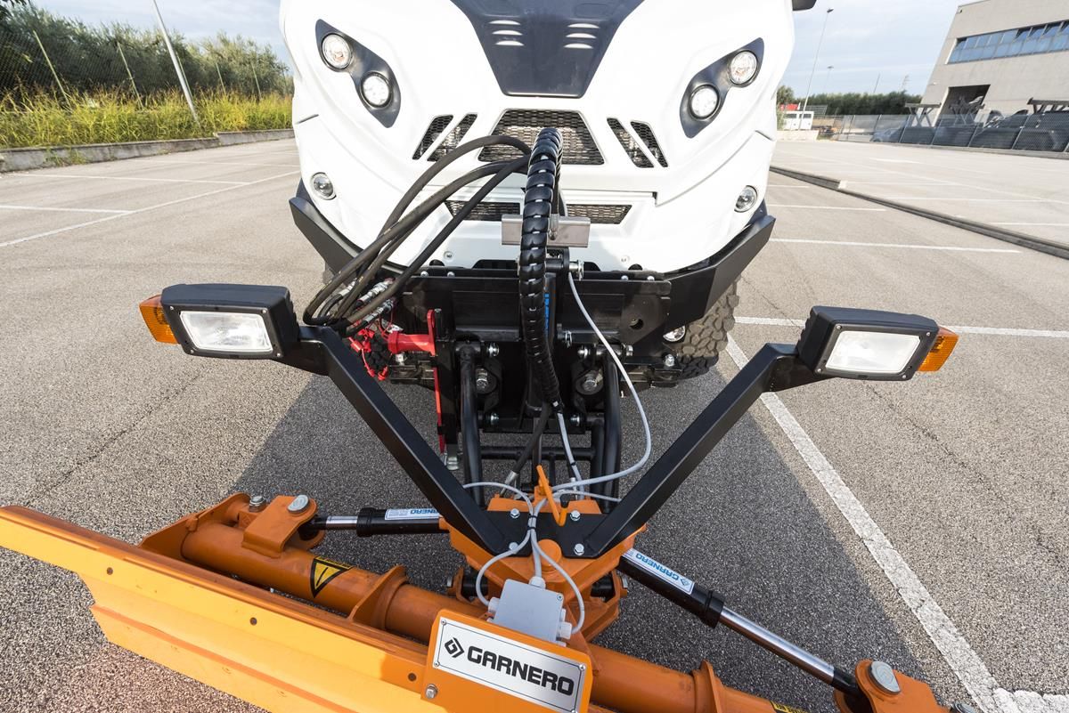 Снегоуборочный автомобиль коммунальных служб